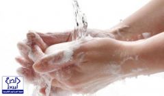 هل غسل اليدين بالماء والصابون أفضل من استخدام المنظفات الفورية؟