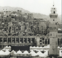 صورة تاريخية نادرة لأول مئذنة للمسجد الحرام.. وهذا ارتفاع المآذن بعد أول توسعة