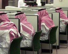 “الموارد البشرية” توضح أهداف ومزايا قرار قصر مهن خدمة العملاء عن بعد على السعوديين