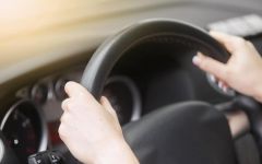 مواطنات يتعرضن لأشكال استغلال مختلفة للحصول على رخصة القيادة بسبب قلة المدارس وتأخرها