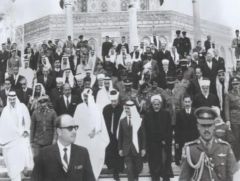 صورة تاريخية للملك فيصل بن عبد العزيز والملك الحسين بن طلال في المسجد الأقصى