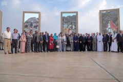 شاهد.. عشرات الدبلوماسيين وأسرهم في زيارة لـ “سوق عكاظ”