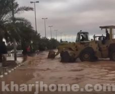 بالفيديو ..سخرية مواطني شقراء من تصريف مياه الأمطار باستخدام “شيول”