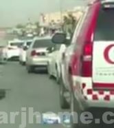 بالفيديو.. سيارة للهلال الأحمر تلقي أدوات طبية مستعملة عند إشارة