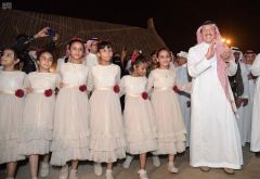 شاهد.. أمير جازان يشارك الأطفال رقصة شعبية خلال زيارته للقرية التراثية