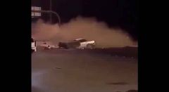بالفيديو..مفحط يطير من سيارته وينجو بأعجوبة بعد اصطدامه بعمود لافتة في الرياض