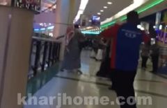 بالفيديو: مشاجرة بين شخصين في مجمع تجاري بالرياض.. وأحدهما يحاول إلقاء الآخر من الدور الثالث للمجمع