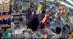 بالفيديو.. كاميرات مراقبة توثق سرقة تشكيل عصابي يضم امرأة وطفلا لمحل تجاري بجدة.. والشرطة تُطيح بهم