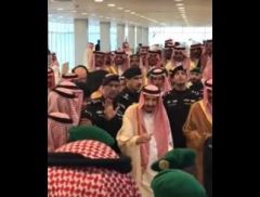 بالفيديو.. خادم الحرمين يستجيب لمواطن طلب السلام عليه