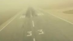 شاهد.. هبوط طيار سعودي باحترافية عالية في مطار الرياض وسط انعدام الرؤية بسبب الغبار