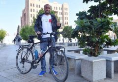 قاطعاً مسافة 37 ألف كم على دراجته.. الرحالة “المغربي” يصل إلى المدينة المنورة