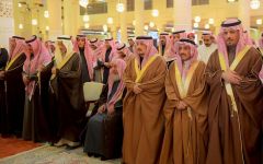 أمير الرياض وسمو نائبه يؤدون صلاة الميت على الأميرة نورة بنت سعود بن هذلول