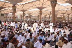 بالصور.. ضيوف الرحمن في مكة والمدينة يؤدون آخر جمعة من رمضان
