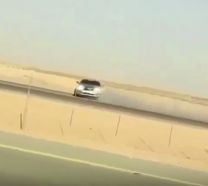 بالفيديو.. مفحط كاد أن يتسبب بكارثة في أحد الطرق السريعة خلال العيد