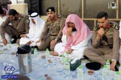 بالصورة.. الشيخ السديس يتناول إفطاره مع رجال الأمن إلى جوار الكعبة