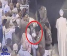 بالفيديو.. مشهد إنساني لرجل أمن المسجد الحرام يُقبِّل جبين زائر