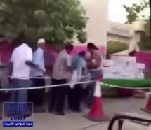 بالفيديو.. عائلة سعودية تقدم إفطاراً لمئات الصائمين بالرياض