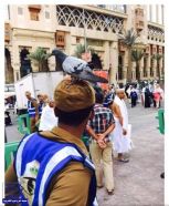 “صورة”.. حمامة تجد الأمان على قبعة أحد رجال الأمن في الحرم المكي