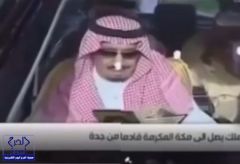 بالفيديو.. خادم الحرمين يقرأ القرآن بالسيارة أثناء رحلته من جدة إلى مكة
