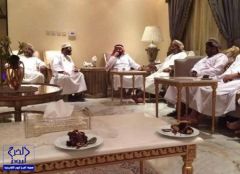 بالصور.. مواطن يستضيف معتمرين عمانيين على مائدة إفطاره ويتكفل بإيصالهم لمكة بعد تعطل حافلتهم