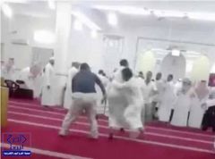 بالفيديو.. مصلون يعتدون بالضرب على أحد الأشخاص ويطرحونه أرضاً لترديده عبارة “أنا المهدي”