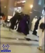 ​​بالفيديو .. “خناقة” بين متسولتين في باحة الحرم المكي.. ونسوة يتدخلن لفضها