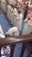 بالفيديو.. انهيار أحد المصلين في صلاة القيام بمسجد الملك عبدالله بالرياض