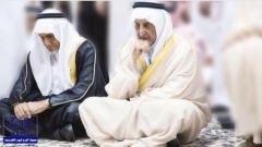 صورة تفيض حزناً تجمع الأميرين خالد وتركي الفيصل قُبيل صلاتهما على شقيقهما الفقيد