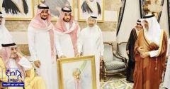 خالد الفيصل يهدي لوحة سعود لأبنائه