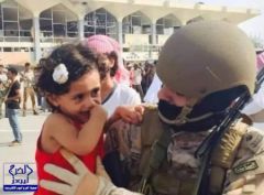 بالصور.. جنود سعوديون يوزعون هدايا على أطفال عدن بعد تحريرها