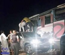 بالصور.. مصرع 11 معتمراً عمانياً وإصابة 34 في حادث تصادم مروع بين الرياض والأحساء