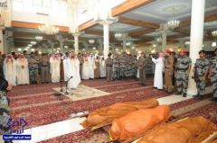 بالصور.. أمير عسير يؤدي الصلاة على شهداء مسجد قوات الطوارئ الخاصة