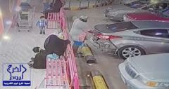 بالفيديو.. محاولة فاشلة من شاب لسرقة مواطنة أمام أحد المحال التجارية بالرياض