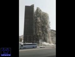 بالفيديو.. إزالة مبنى ضخم في مكة يثير هلع المارة