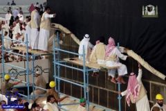 بالصور.. “شؤون الحرمين” ترفع ثوب الكعبة المشرفة 3 أمتار استعداداً لموسم الحج
