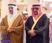 بالصور.. نائب خادم الحرمين يقبل يد عمه الأمير أحمد خلال الصلاة على الأميرة نوف