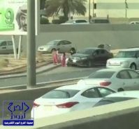 مقطع مصور لأسرة سعودية تعطلت سيارتها على الطريق يحظى بإعجاب ودعاء المغردين