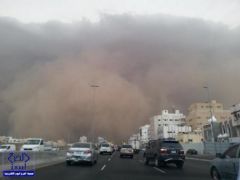 بالصور.. الغبار يجتاح جدة وإيقاف الملاحة الجوية بمطار الملك عبدالعزيز