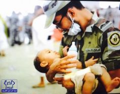 بالصورة: لماذا احتضن الجندي العنزي رضيعًا وزجاجة الرضاعة؟!
