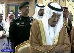 بالفيديو.. خادم الحرمين يؤدي صلاة الميت على الأمير نواف بن عبدالعزيز