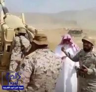 بالفيديو.. إمام الحرم ابن حميد يقصف مواقع الحوثيين بالمدفعية