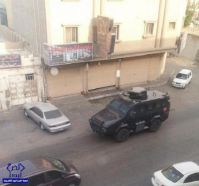 بالصور.. القوات الخاصة تحاصر موقعاً مشتبهاً به ببلدة العوامية وتصادر أسلحة آلية