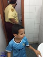 احتجاز طفل بدورة مياه مطعم وجبات سريعة