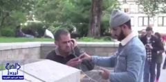 بالفيديو .. تجربة ميدانية لشاب مسلم تظهر ردة فعل غير المسلمين عند الاستماع للقرآن