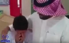 بالفيديو.. طالب يبكي بحرقة أثناء توديعه لمعلمه المنقول من المدرسة
