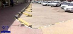 غربيون يتناقلون صورة إيقاف سعوديين لسياراتهم بطريقة غريبة