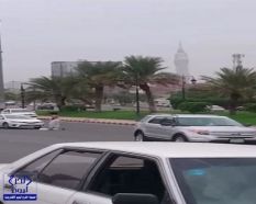 مرور مكة يرد على مواطن خلع ملابسه بالطريق العام