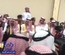 بالفيديو.. مشعل بن عبدالله يشارك أهالي طريف رقصة “الدحة”