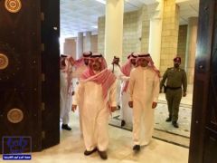 بالصور.. أمير الرياض يتفقد صالات المراجعين ويناقش معوقات العمل مع موظفي الإمارة
