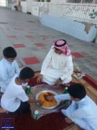 بالصور.. معلم يحضر وجبة الغداء لطلبته بعد تأخر أولياء أمورهم